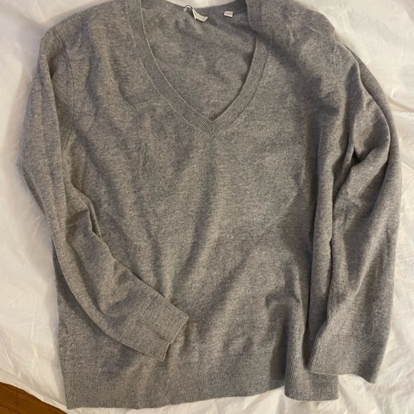 VINCE Weekend V Neck Cashmere Sweater - Picture 3 of 4